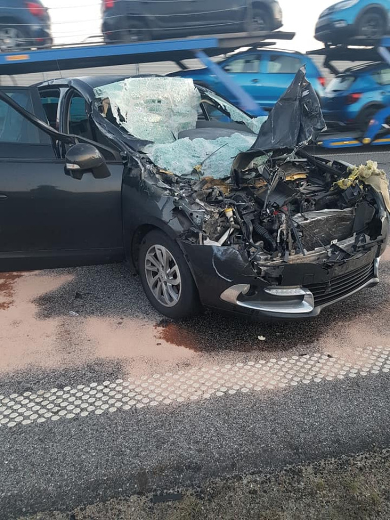 Wypadek na A2: zderzenie ciężarówki z osobówką