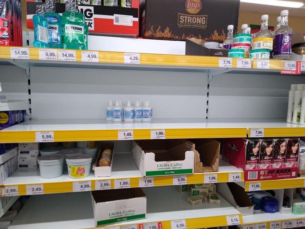 Łowiczanie robią zapasy, w sklepach puste półki
