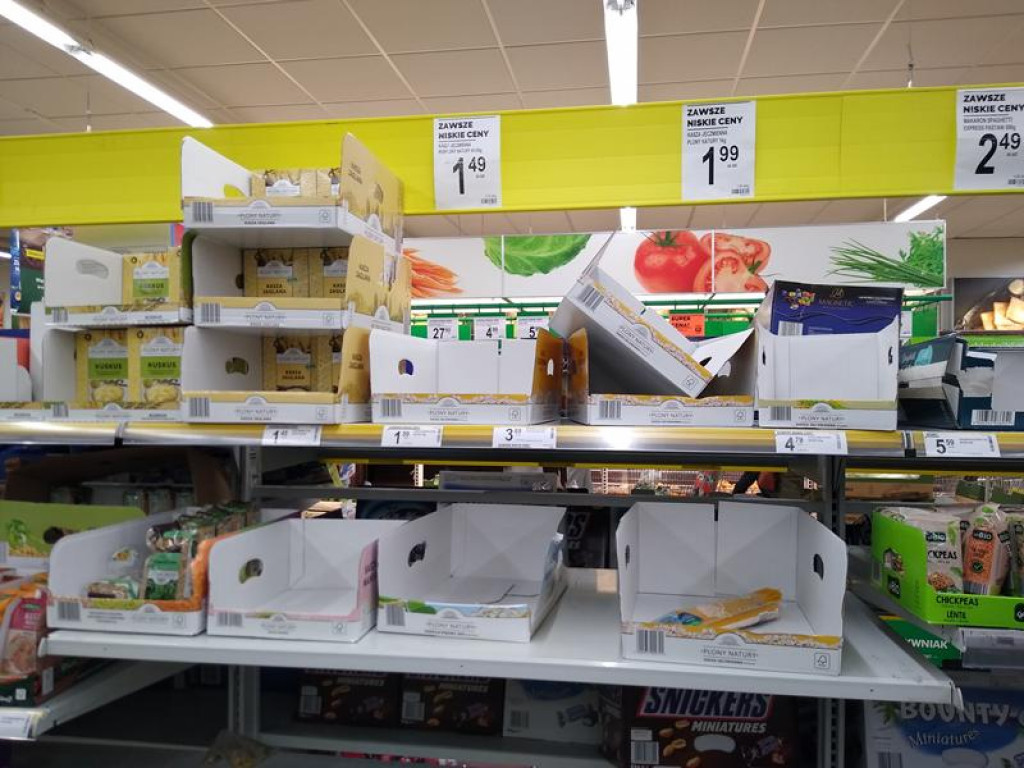 Łowiczanie robią zapasy, w sklepach puste półki