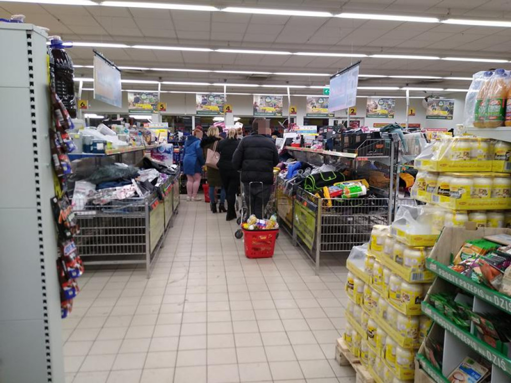 Łowiczanie robią zapasy, w sklepach puste półki