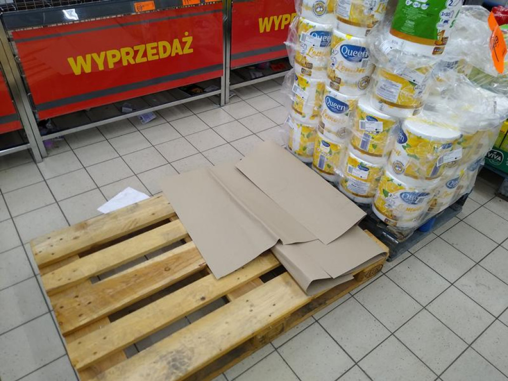 Łowiczanie robią zapasy, w sklepach puste półki