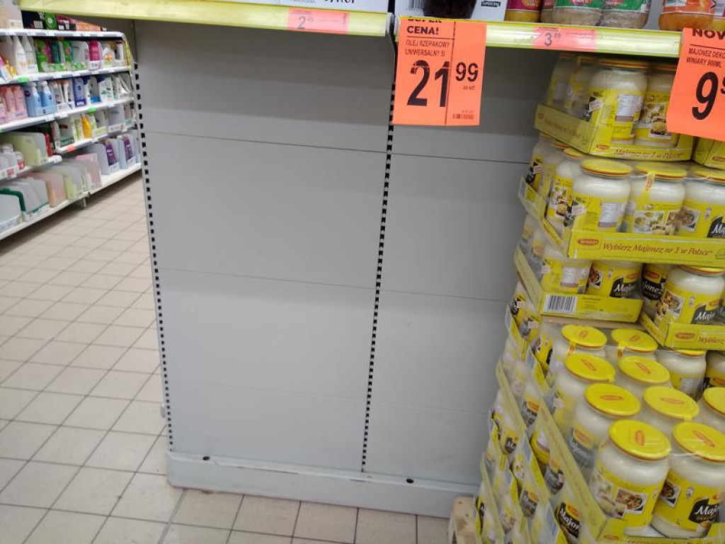 Łowiczanie robią zapasy, w sklepach puste półki