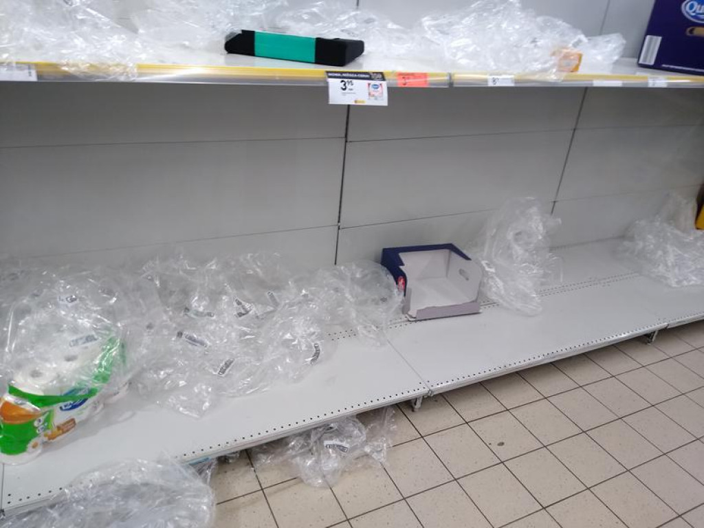 Łowiczanie robią zapasy, w sklepach puste półki