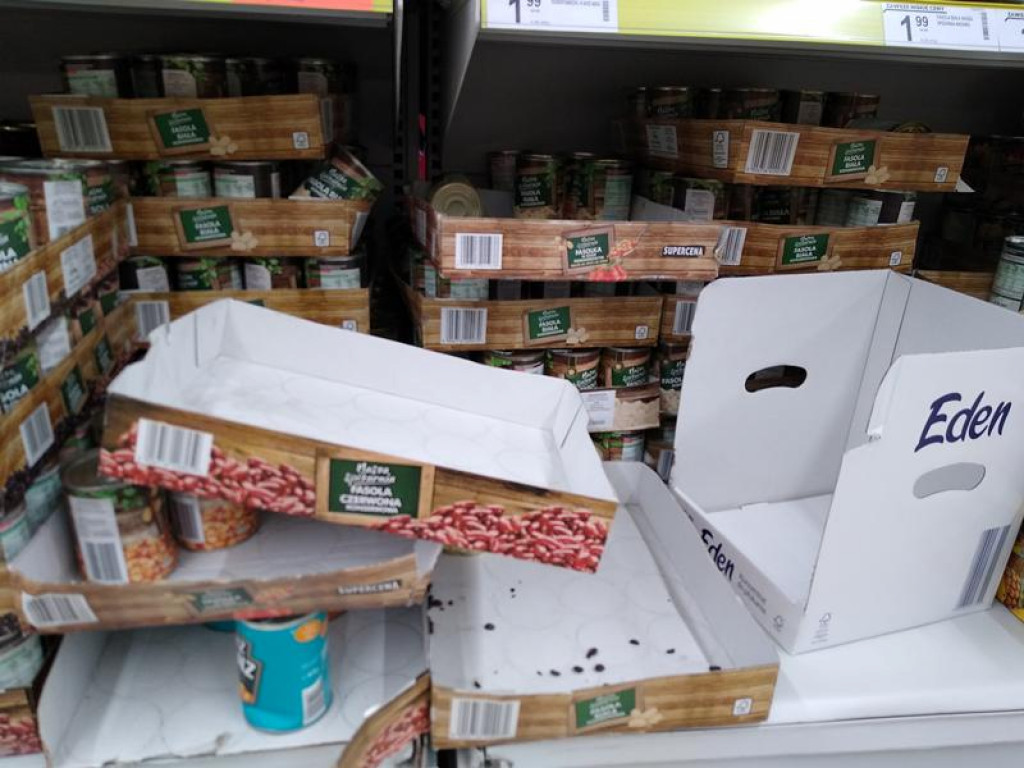 Łowiczanie robią zapasy, w sklepach puste półki