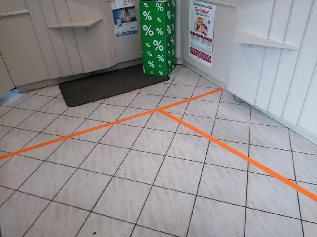 Kolejki ustawiają się przed aptekami
