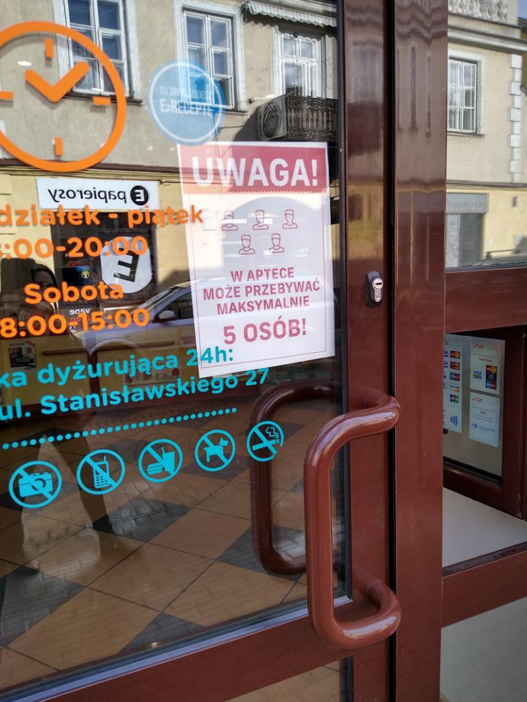 Kolejki ustawiają się przed aptekami