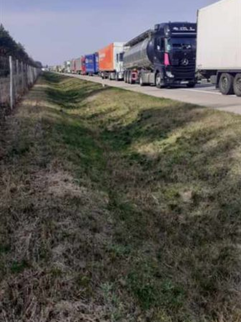 Kierowcy utknęli na granicach