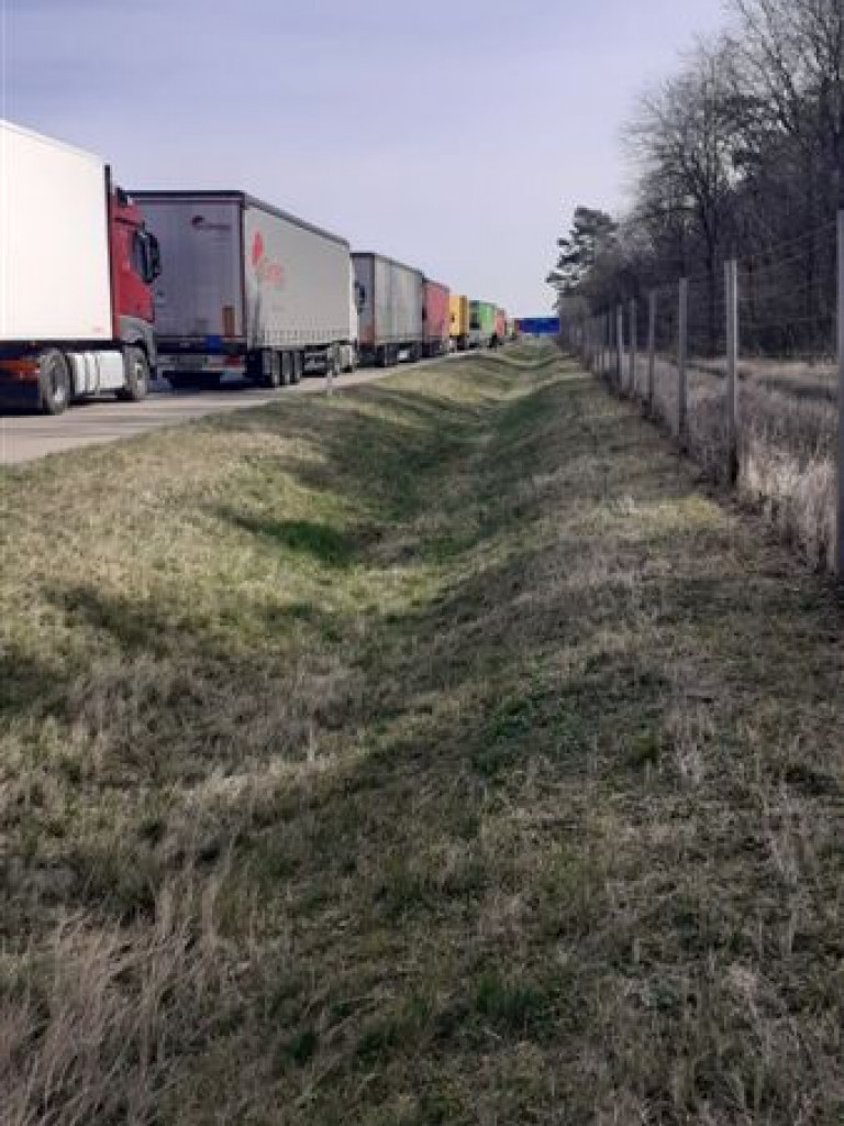 Kierowcy utknęli na granicach