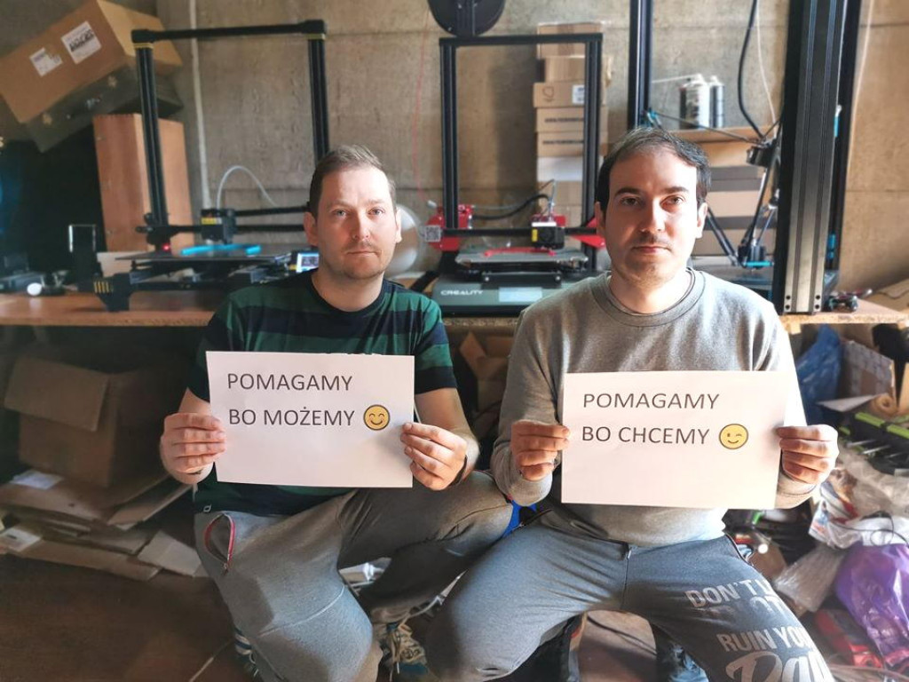 Bracia z Głowna drukują przyłbice dla medyków
