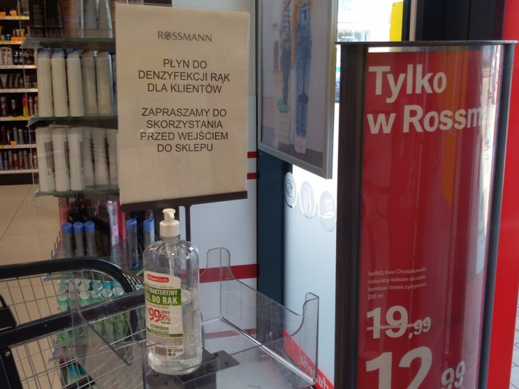 Sklepy udostępniają klientom płyny do dezynfekcji rąk