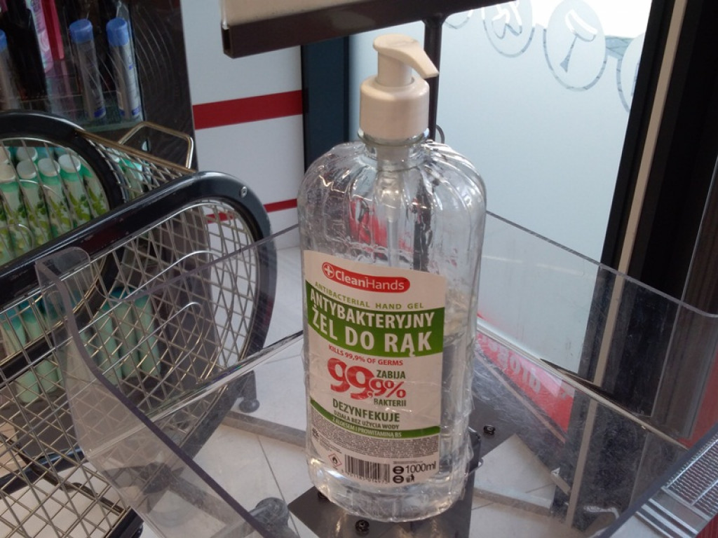 Sklepy udostępniają klientom płyny do dezynfekcji rąk