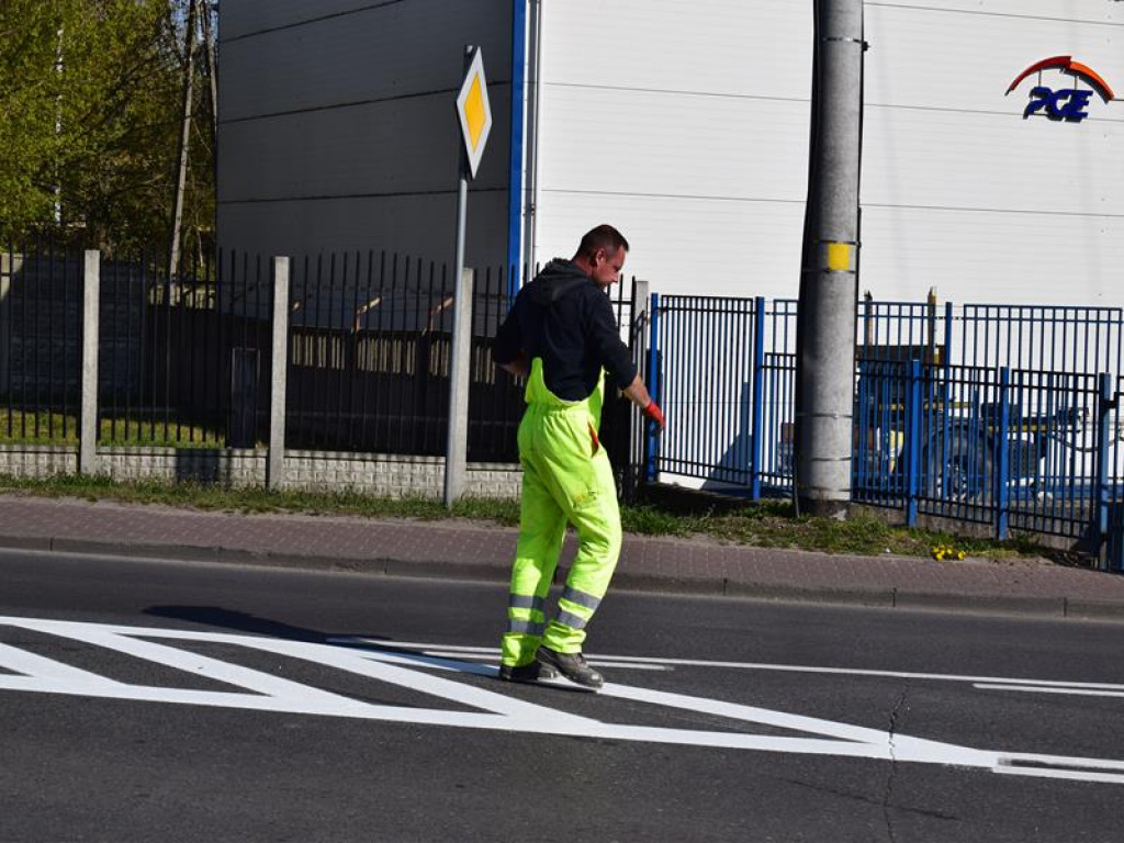 Trwa malowanie oznakowania poziomego ma ulicach Łowicza