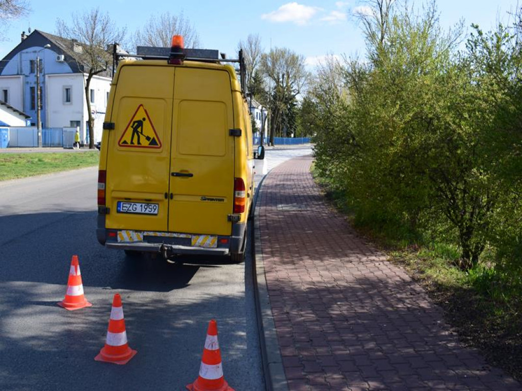Trwa malowanie oznakowania poziomego ma ulicach Łowicza