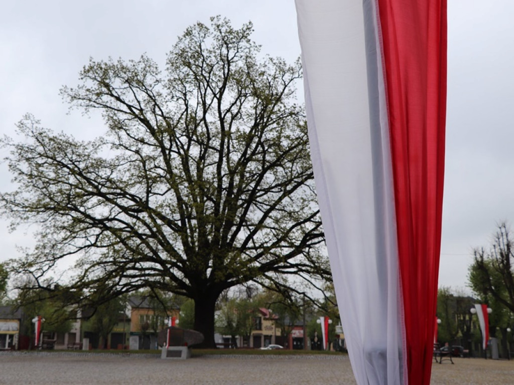 Plac Wolności w Głownie w biało-czerwonych barwach