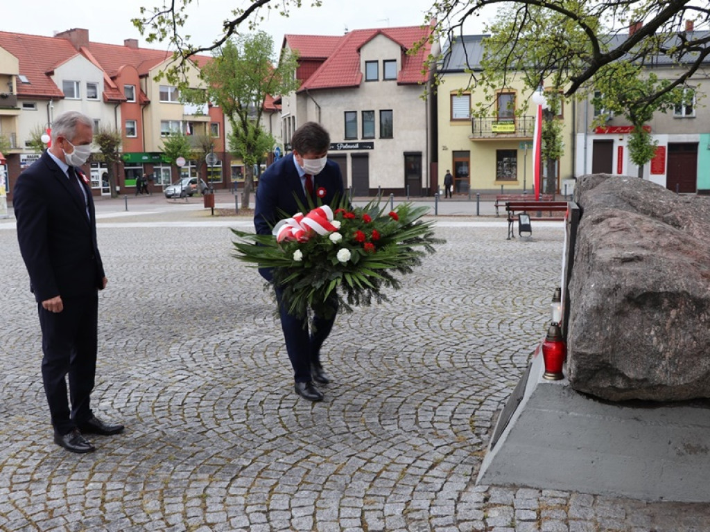 Plac Wolności w Głownie w biało-czerwonych barwach
