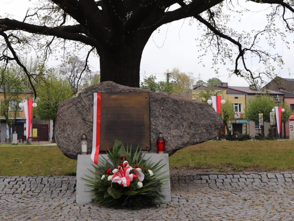 Plac Wolności w Głownie w biało-czerwonych barwach
