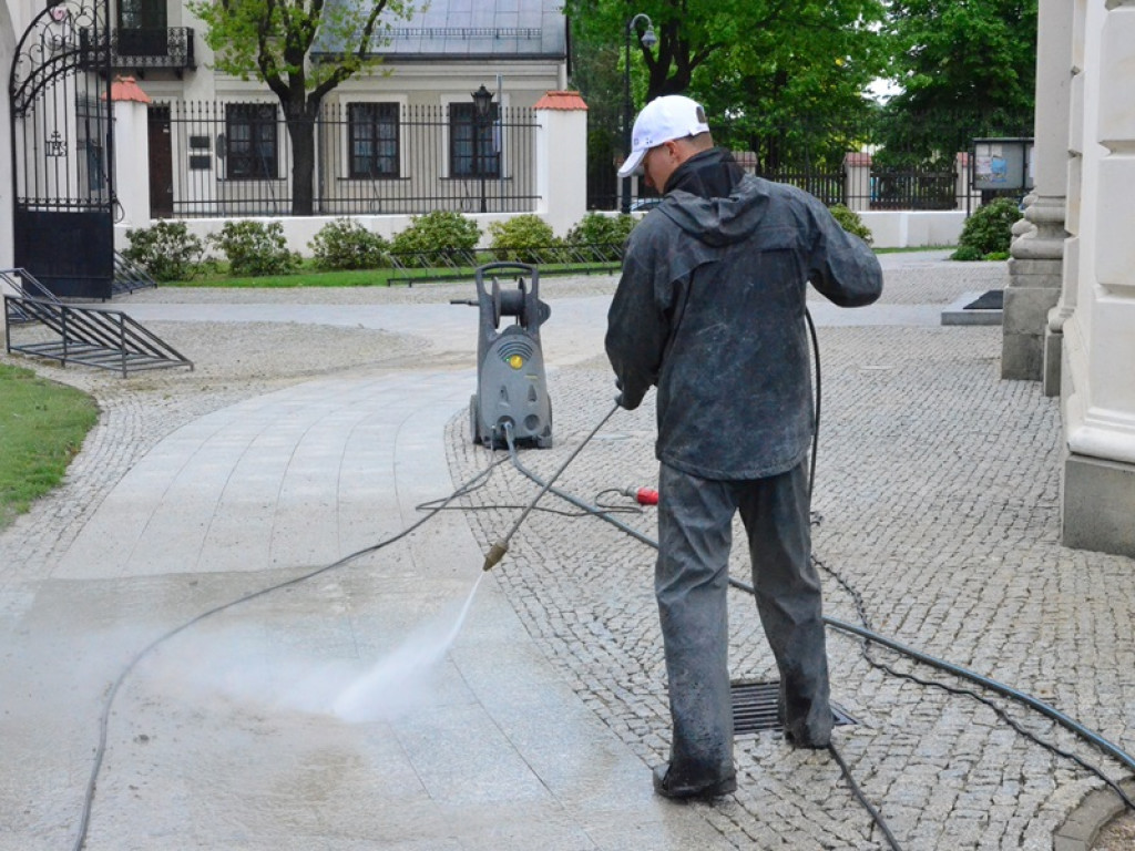 Trwa mycie ciśnieniowe wokół katedry