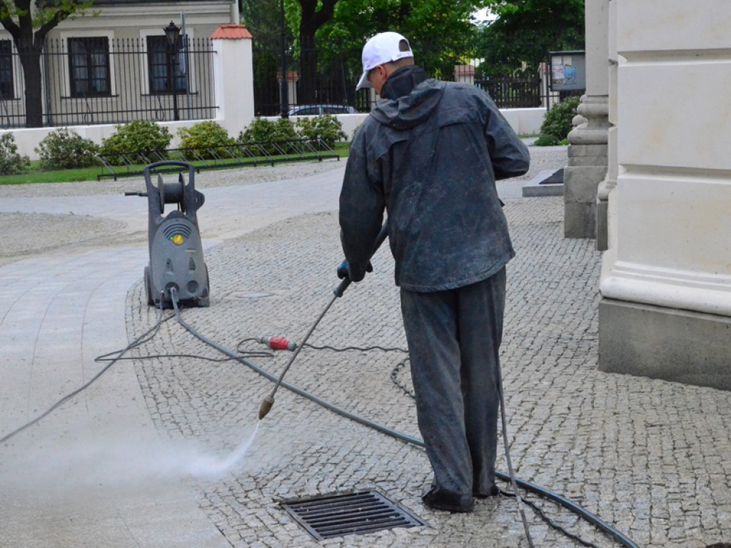 Trwa mycie ciśnieniowe wokół katedry