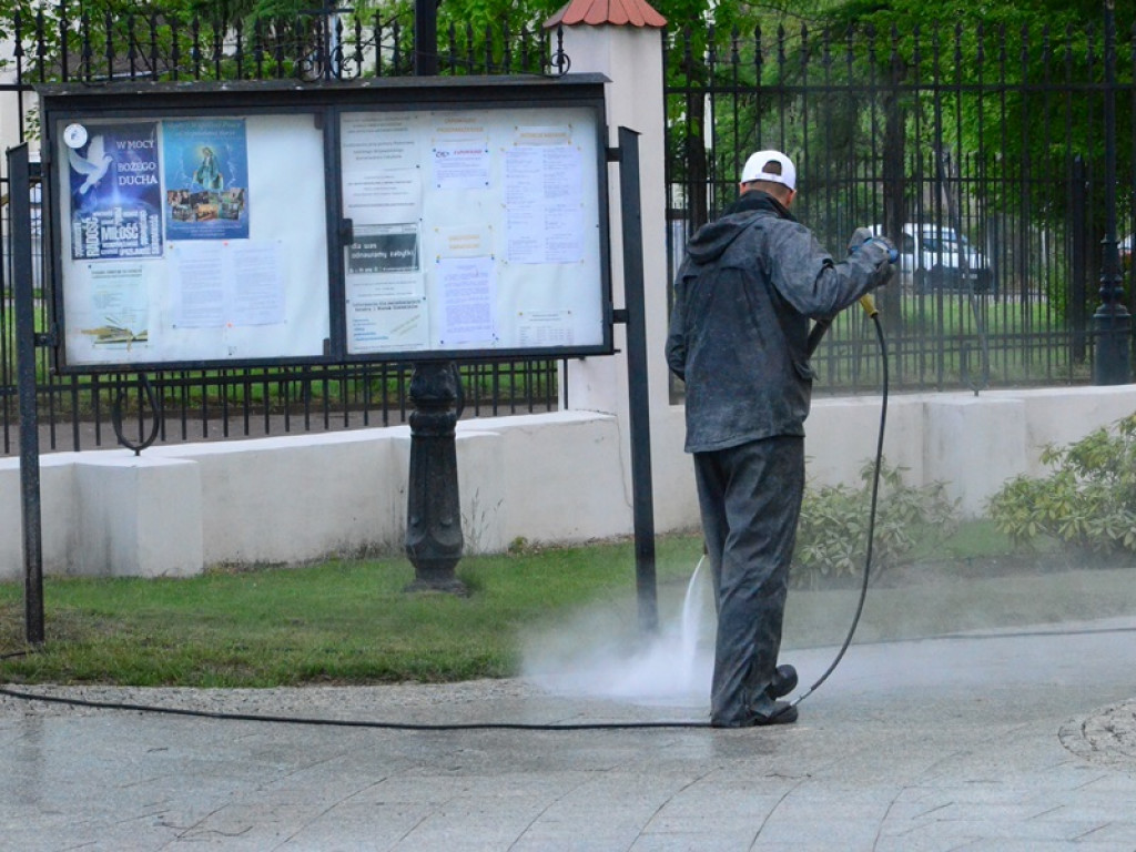 Trwa mycie ciśnieniowe wokół katedry