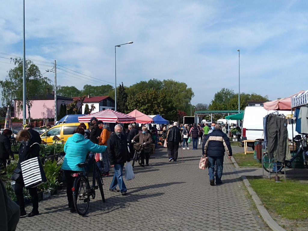 Tłumy na targowisku w Głownie - czy obiekt znów zostanie zamknięty?