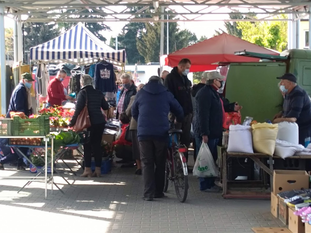 Tłumy na targowisku w Głownie - czy obiekt znów zostanie zamknięty?
