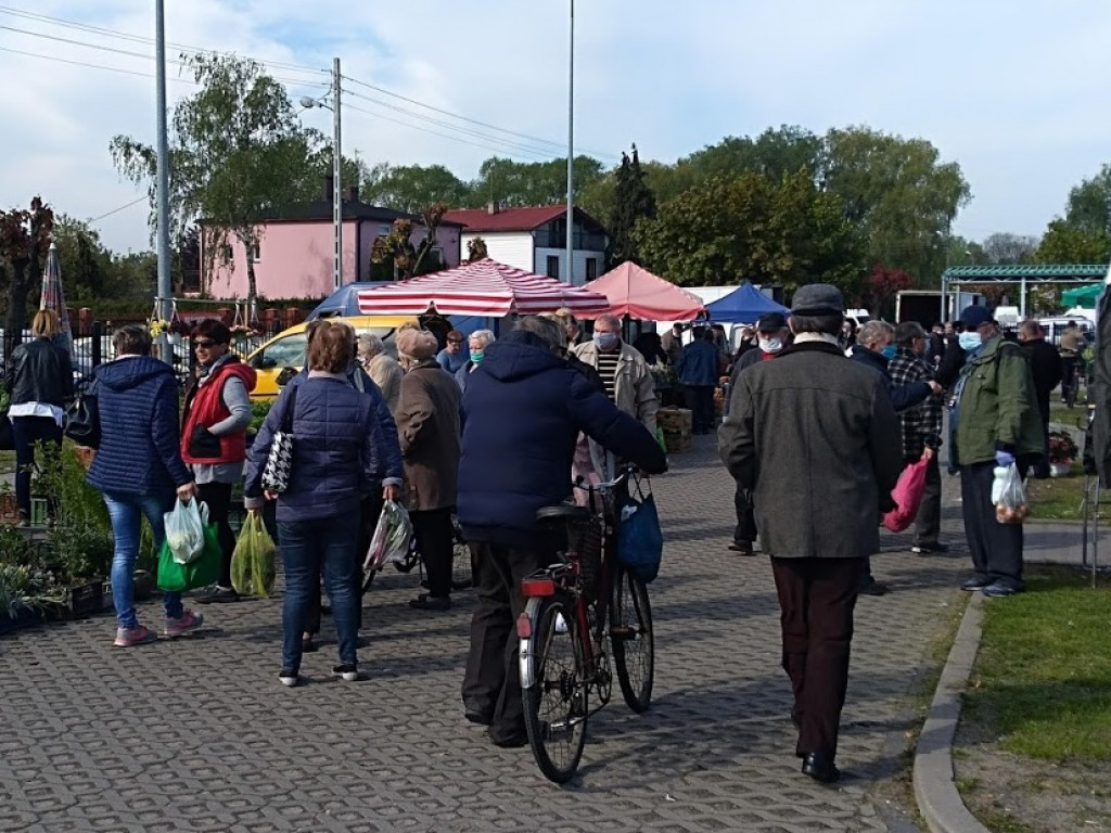 Tłumy na targowisku w Głownie - czy obiekt znów zostanie zamknięty?