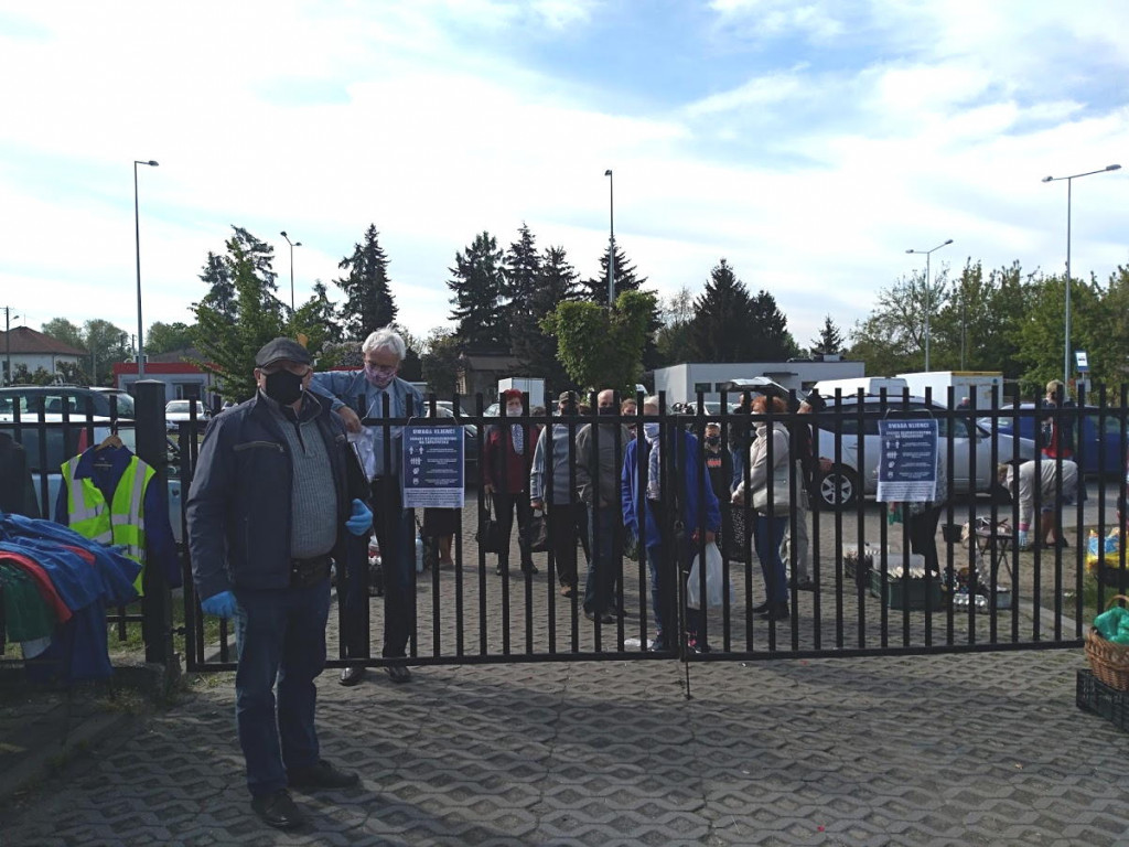 Tłumy na targowisku w Głownie - czy obiekt znów zostanie zamknięty?