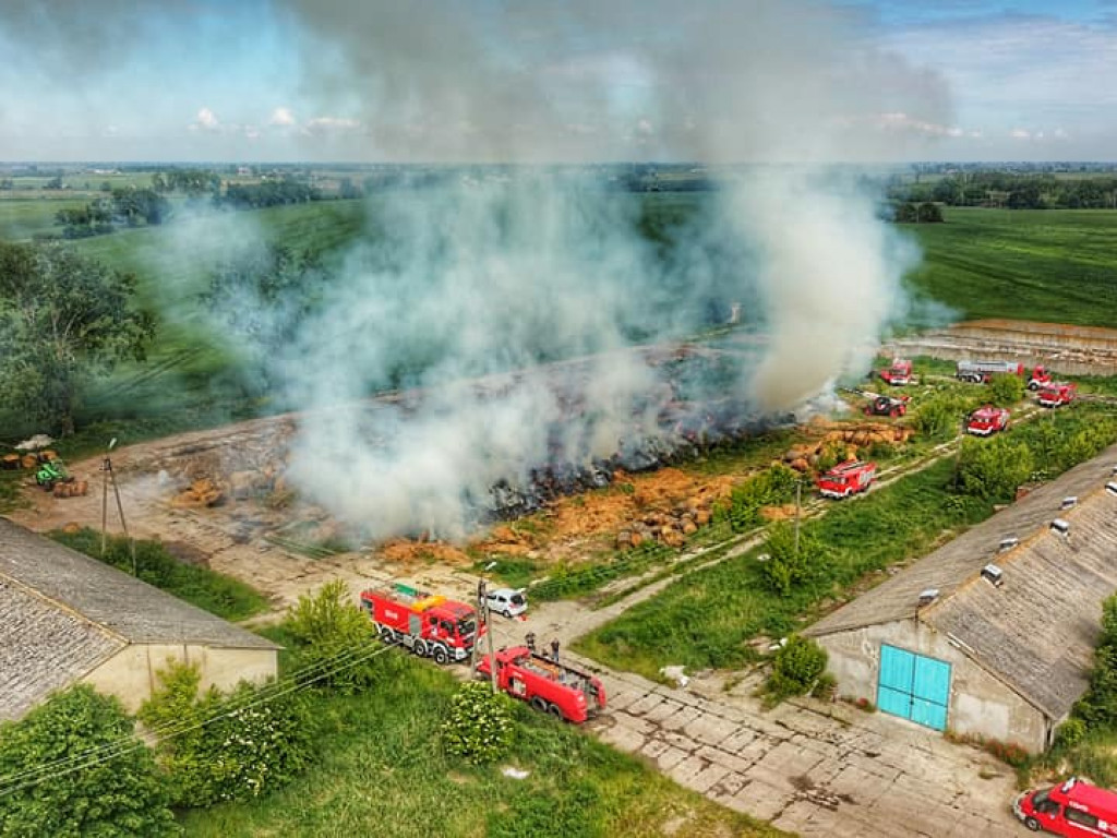 Płoną baloty słomy. Czy to było podpalenie?
