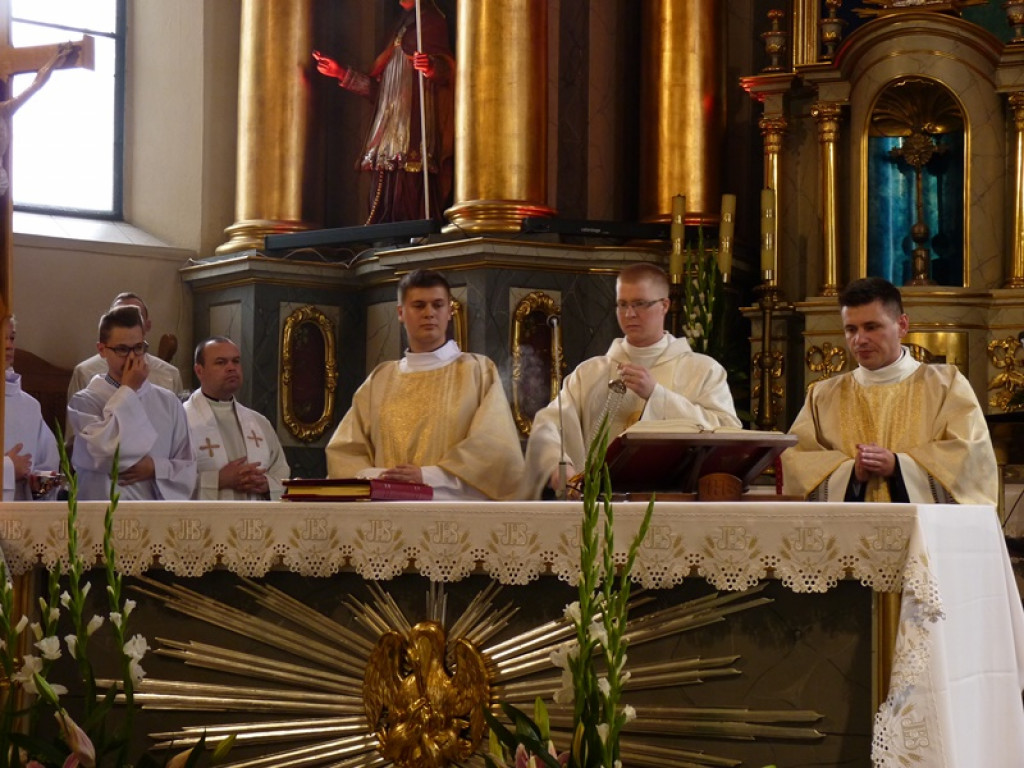 Kapłaństwo jest nieustannym wpatrywaniem się w Boga - prymicja ks. Olgierda Filipowicza