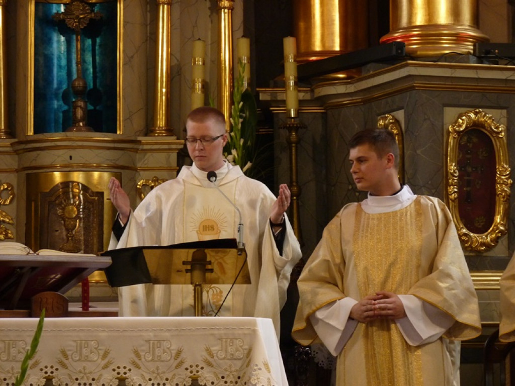 Kapłaństwo jest nieustannym wpatrywaniem się w Boga - prymicja ks. Olgierda Filipowicza