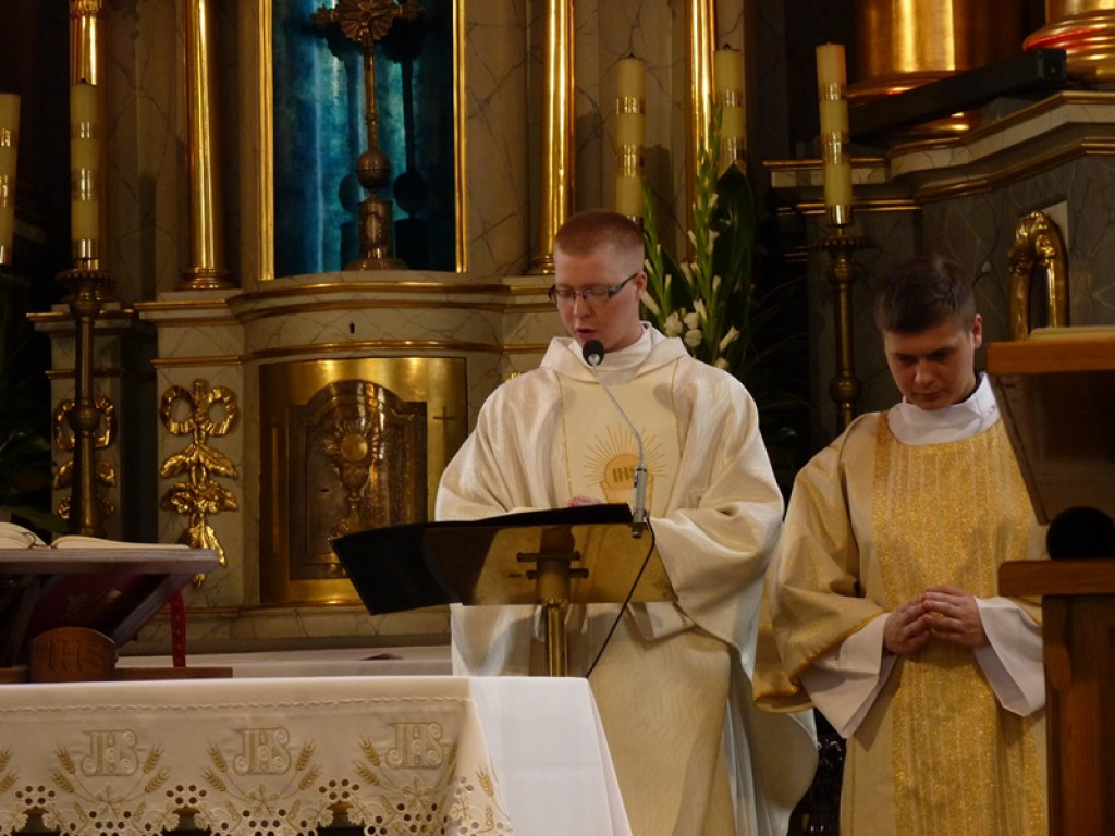 Kapłaństwo jest nieustannym wpatrywaniem się w Boga - prymicja ks. Olgierda Filipowicza