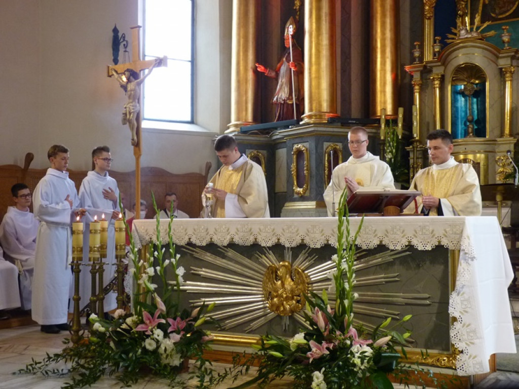 Kapłaństwo jest nieustannym wpatrywaniem się w Boga - prymicja ks. Olgierda Filipowicza