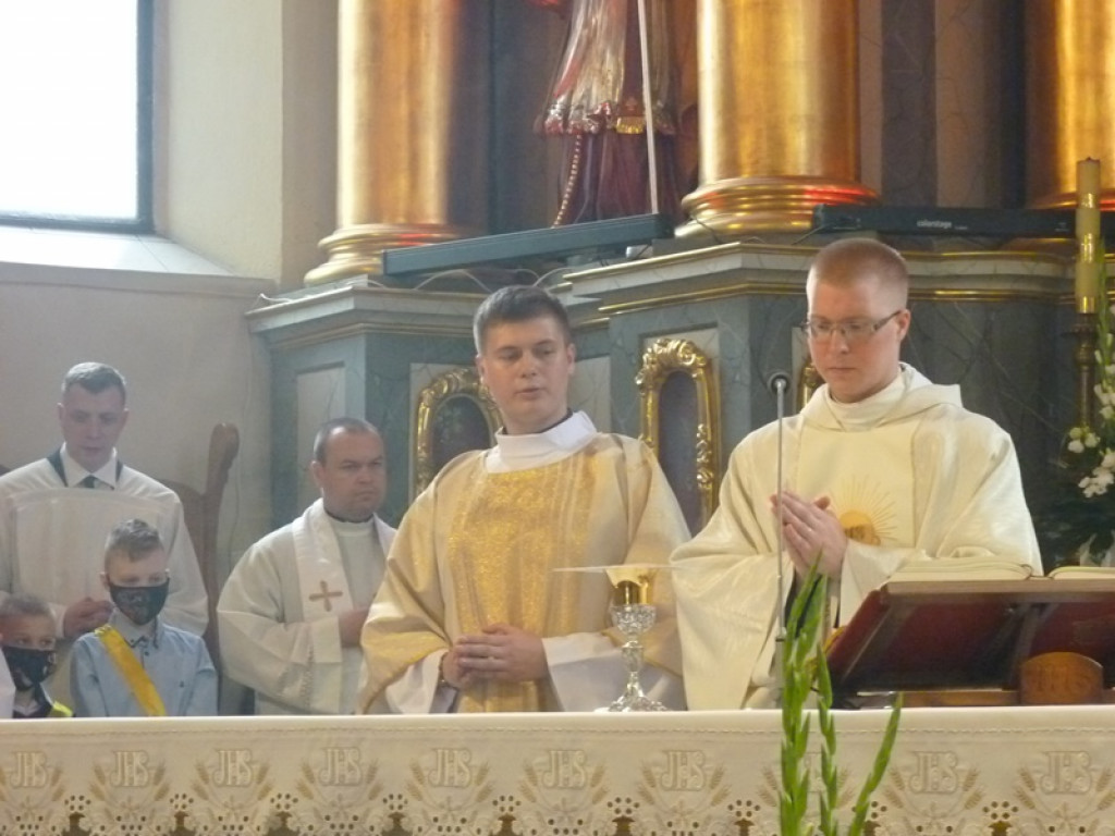 Kapłaństwo jest nieustannym wpatrywaniem się w Boga - prymicja ks. Olgierda Filipowicza