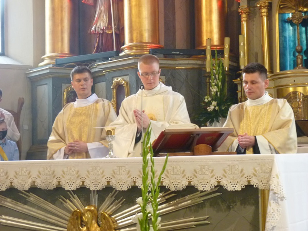 Kapłaństwo jest nieustannym wpatrywaniem się w Boga - prymicja ks. Olgierda Filipowicza