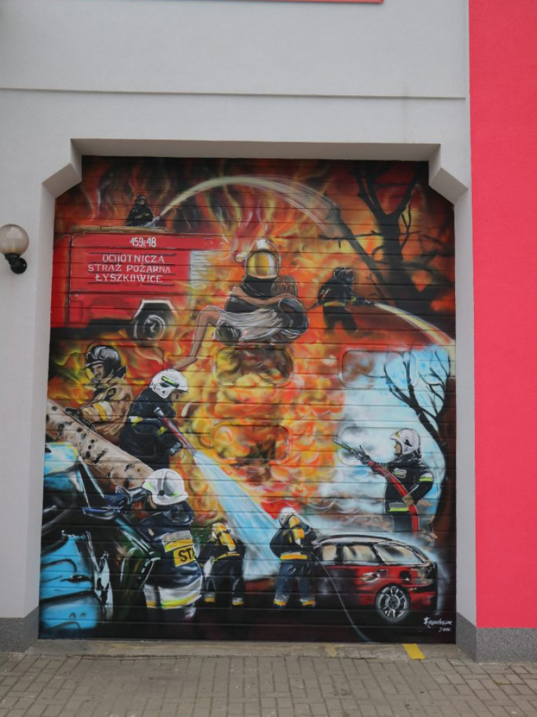 Artysta z Indonezji koloruje Łyszkowice