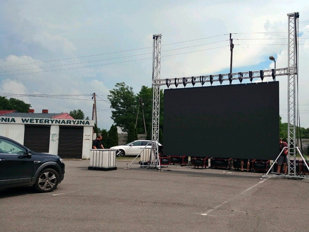 Kino samochodowe na targowisku nawet podczas deszczu