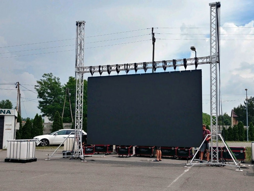 Kino samochodowe na targowisku nawet podczas deszczu
