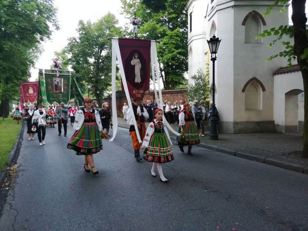 Procesja przeszła Alejami Sienkiewicza FILM i ZDJĘCIA