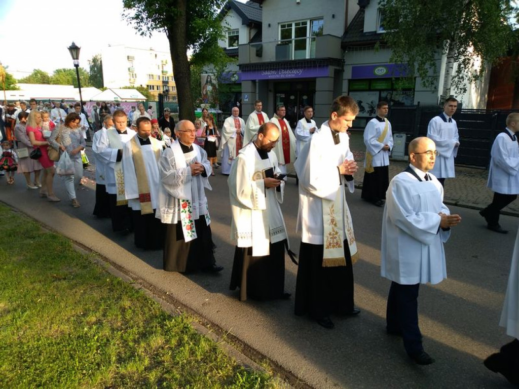 Procesja przeszła Alejami Sienkiewicza FILM i ZDJĘCIA