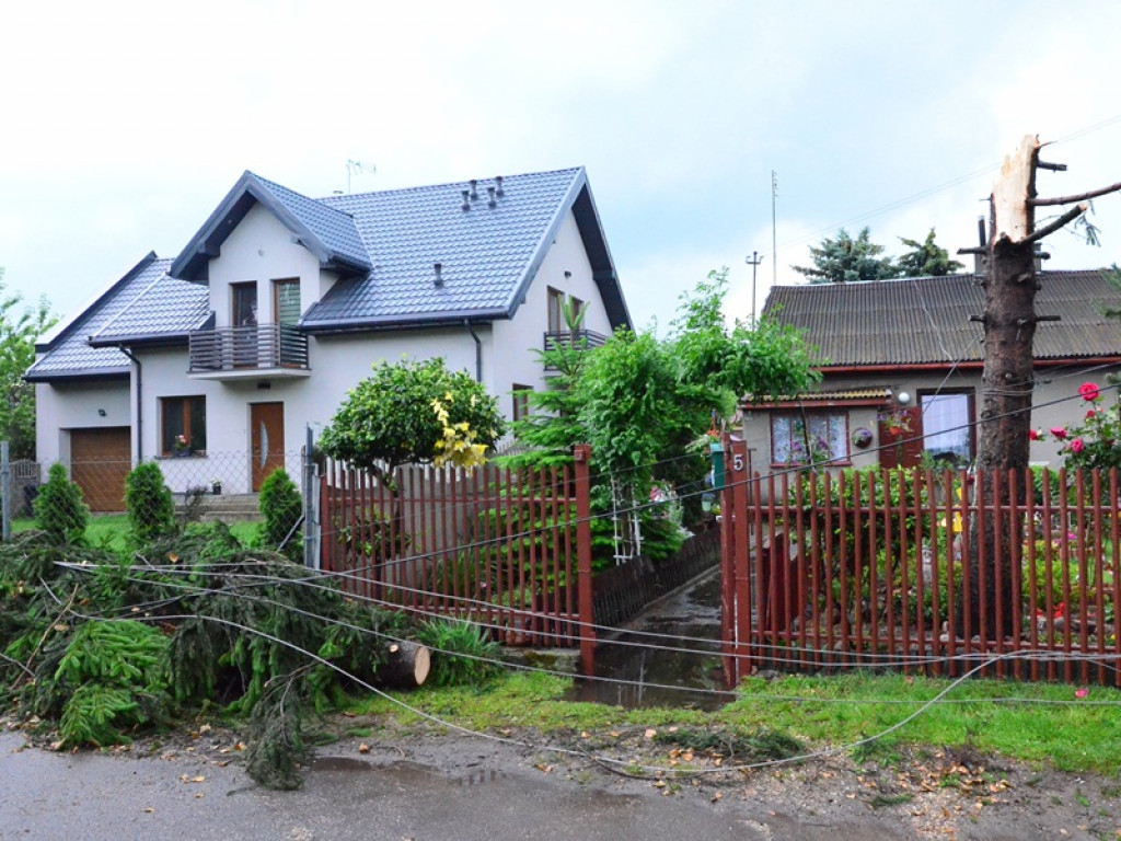 Gwałtowna burza: zalane ulice, połamane konary, woda w piwnicach (zdjęcia)