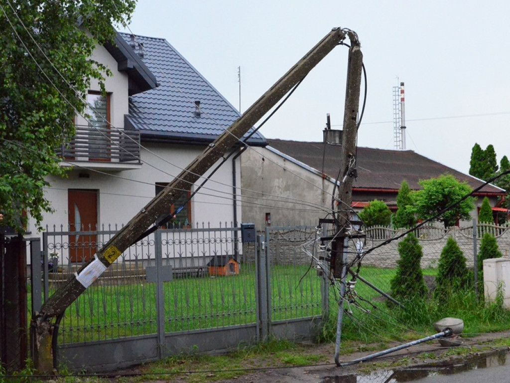 Gwałtowna burza: zalane ulice, połamane konary, woda w piwnicach (zdjęcia)