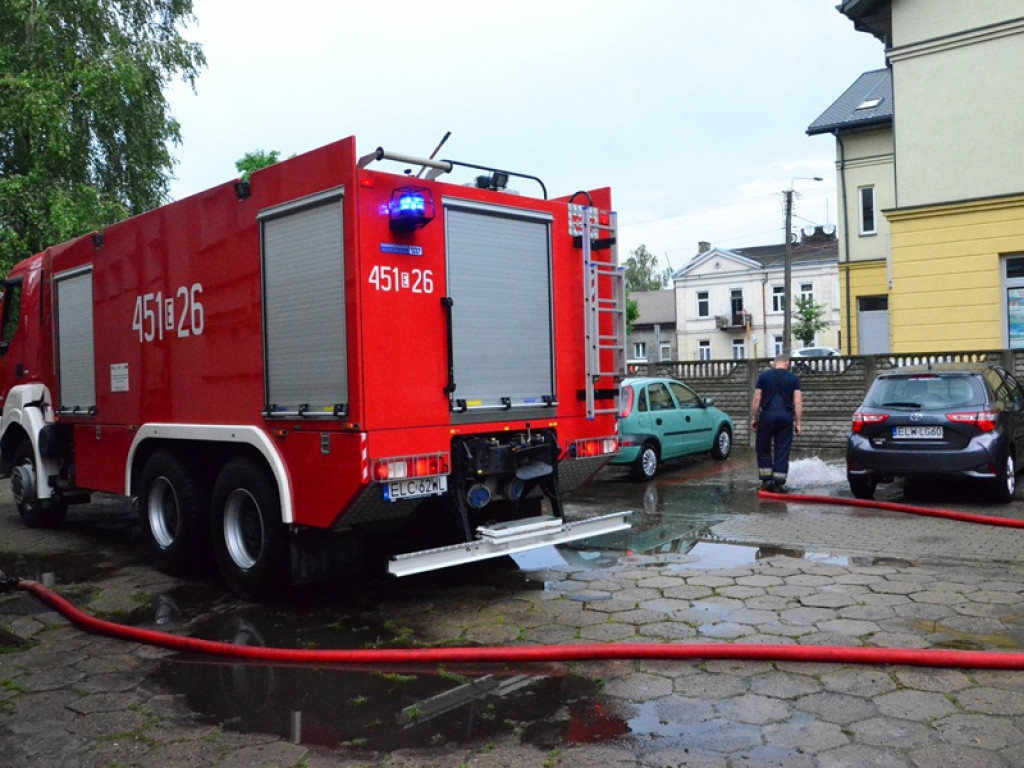 Gwałtowna burza: zalane ulice, połamane konary, woda w piwnicach (zdjęcia)