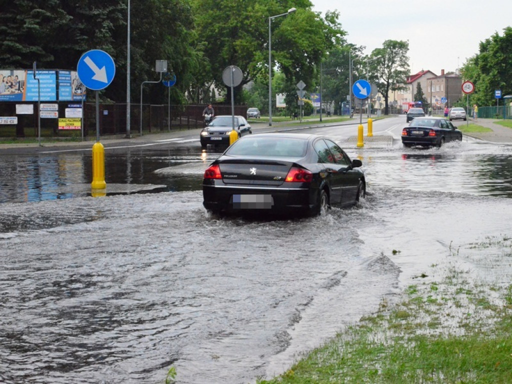 Gwałtowna burza: zalane ulice, połamane konary, woda w piwnicach (zdjęcia)