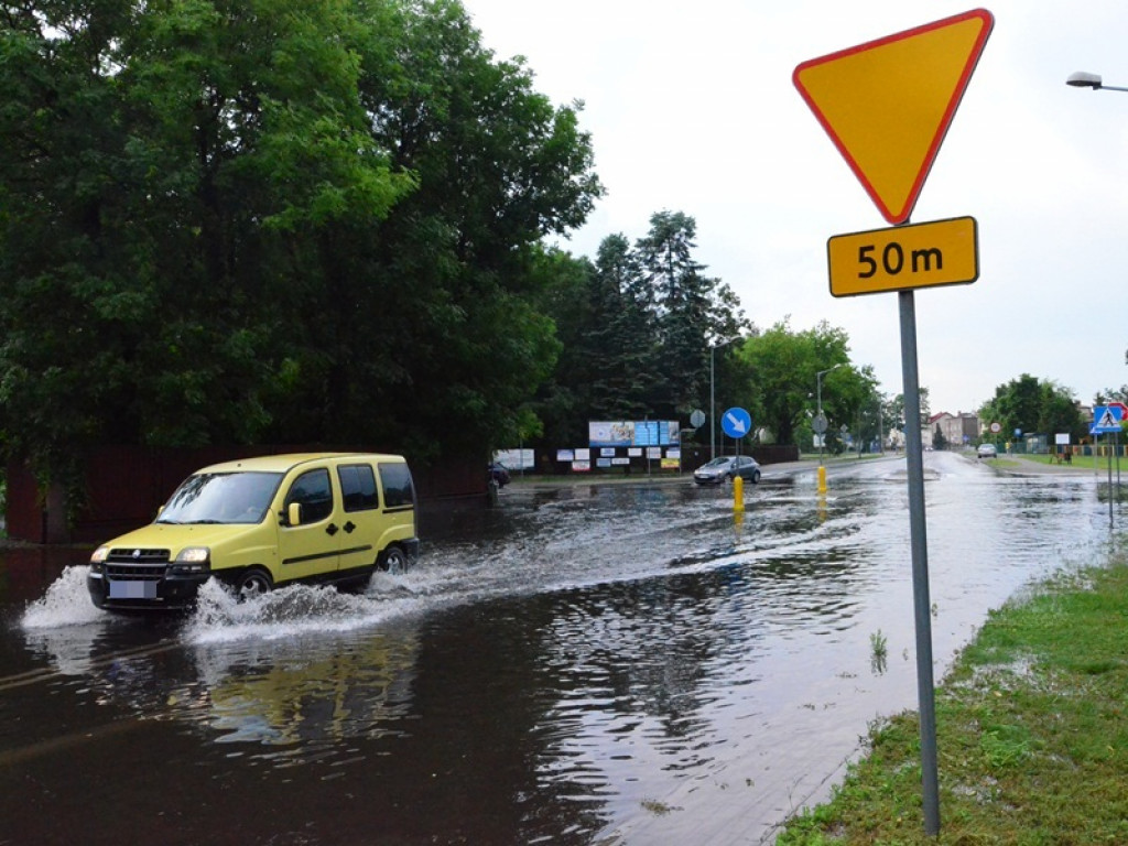 Gwałtowna burza: zalane ulice, połamane konary, woda w piwnicach (zdjęcia)