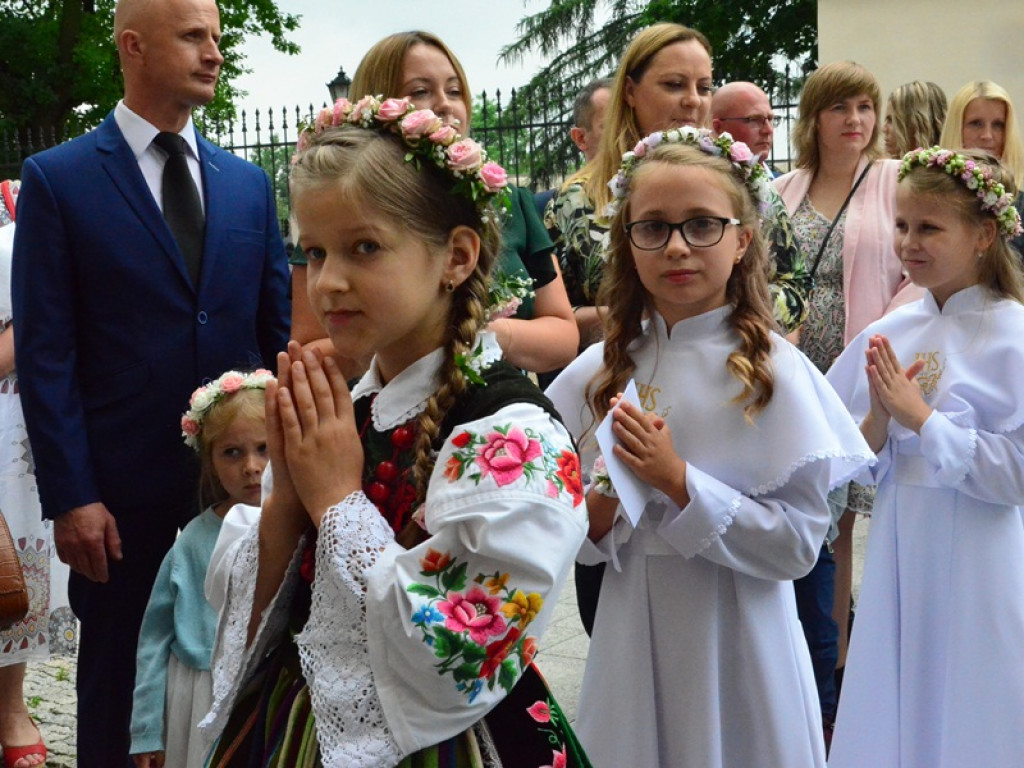 Rozpoczęły się Pierwsze Komunie Święte (zdjęcia)