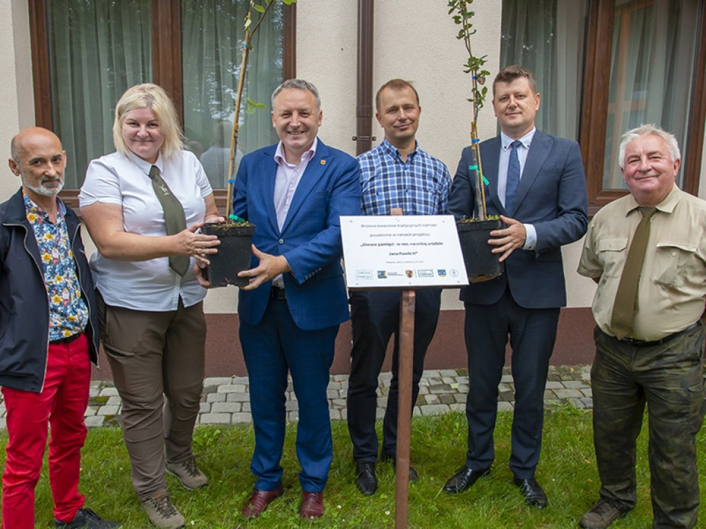 Drzewa owocowe upamiętnią Ojca Świętego