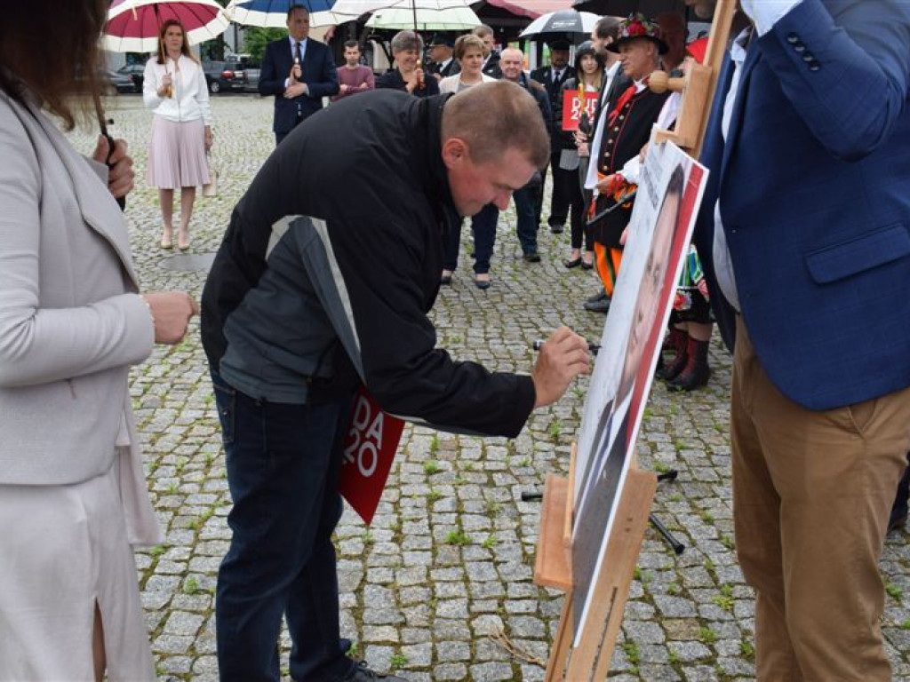 Łowicki komitet prezydenta Dudy mówi o 