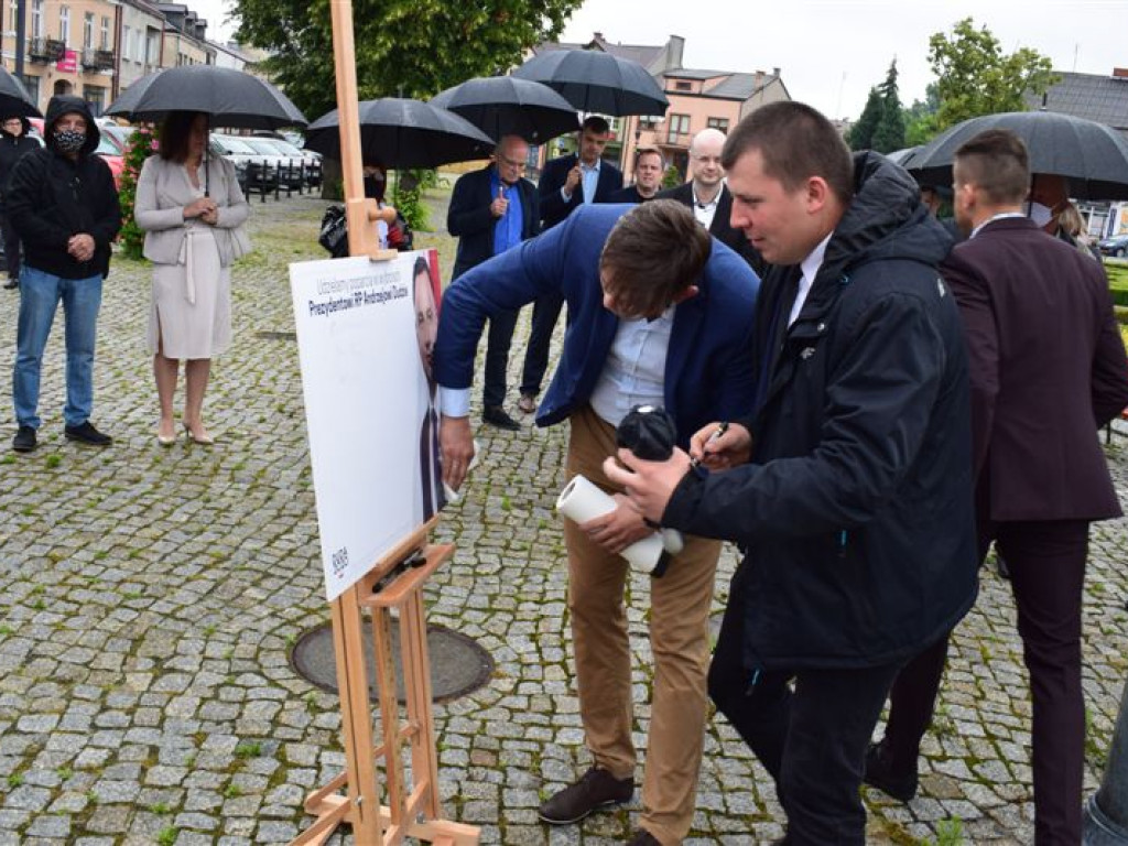 Łowicki komitet prezydenta Dudy mówi o 