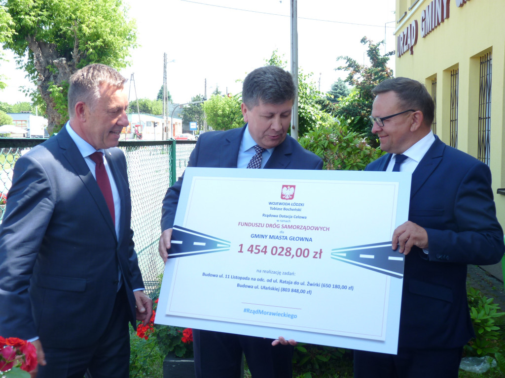 Symboliczne czeki na remonty dróg trafiły do gmin powiatu zgierskiego