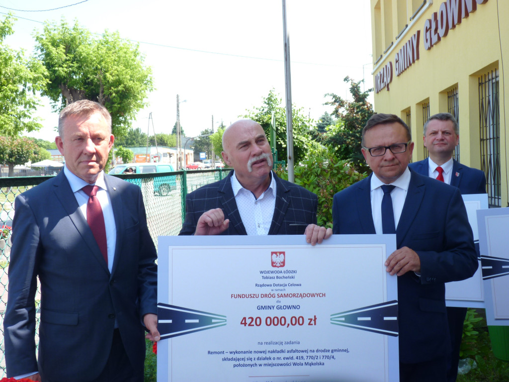 Symboliczne czeki na remonty dróg trafiły do gmin powiatu zgierskiego